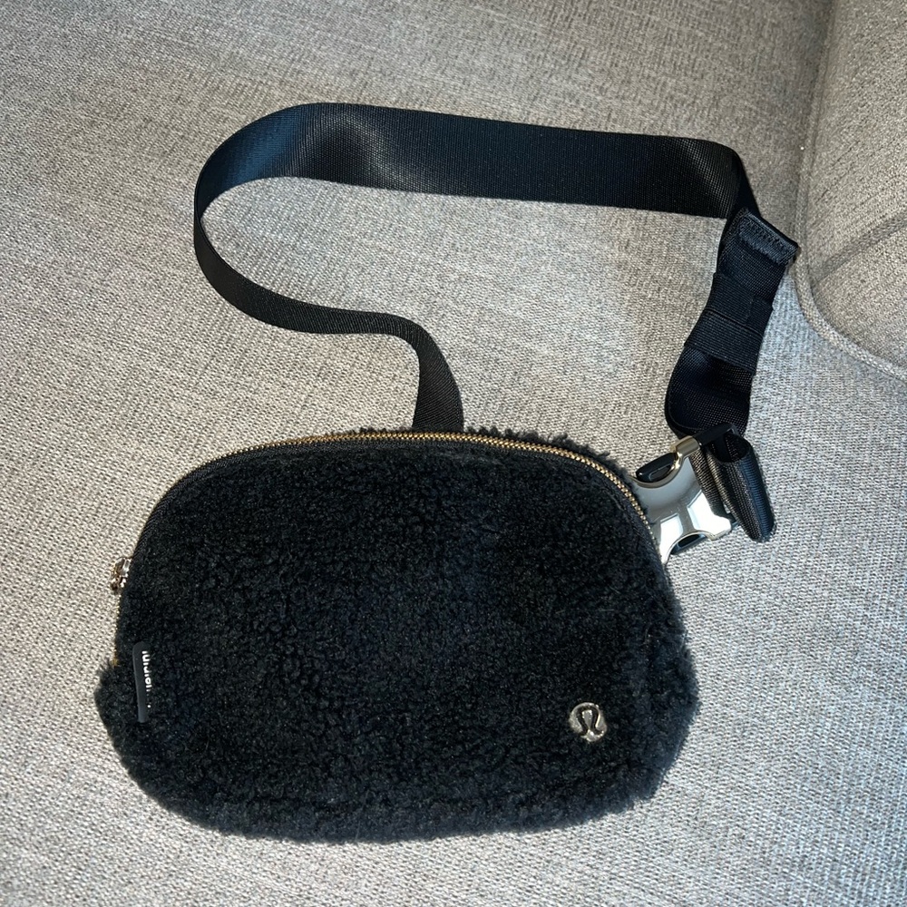 Lululemon everywhere fleece belt bag 1L